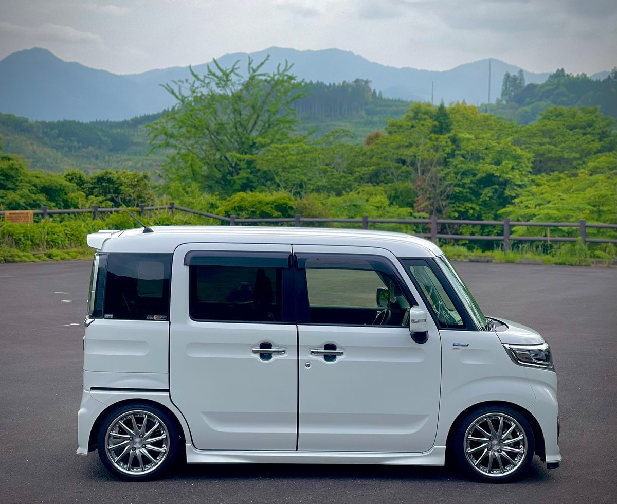 kazu_mk53s_spa's tweet photo. 軽く自己紹介したいと思います✨
名前：Kazu
性別：男
年齢：22
出身：宮崎
身長：171cm
車種：Spacia custom （mk53s）
足回り：BLITZ
ホイール：Weds maverick 1212f
好き：車/光り物/食べる事

会った時は気軽に声かけてください👍

#車好きな人と繋がりたい 
#スペーシアカスタム
#宮崎 https://t.co/Phi6vzaNuk