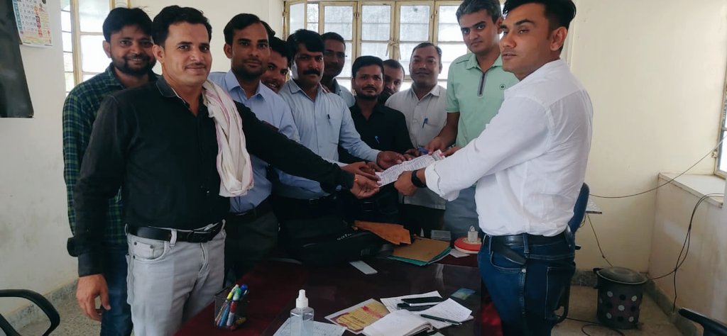 MalkhanSingh999's tweet photo. राजस्थान के बिजली कर्मचारियों ने अपने हकों आवाज को हमेशा उठाते रहेगें, चाहे सामने सरकार BJP की हो या कांग्रेस की, झुकने वाले नहीं हैं इसलिए माननीय @ashokgehlot51 जी से निवेदन है कि बिजलीकर्मियों की मांगो की अतिशीघ्र पूर्ति करे, अन्यथा की स्थिति में 1 जून 2022 को जयपुर कूच करेगें https://t.co/fhWTWR7CIk