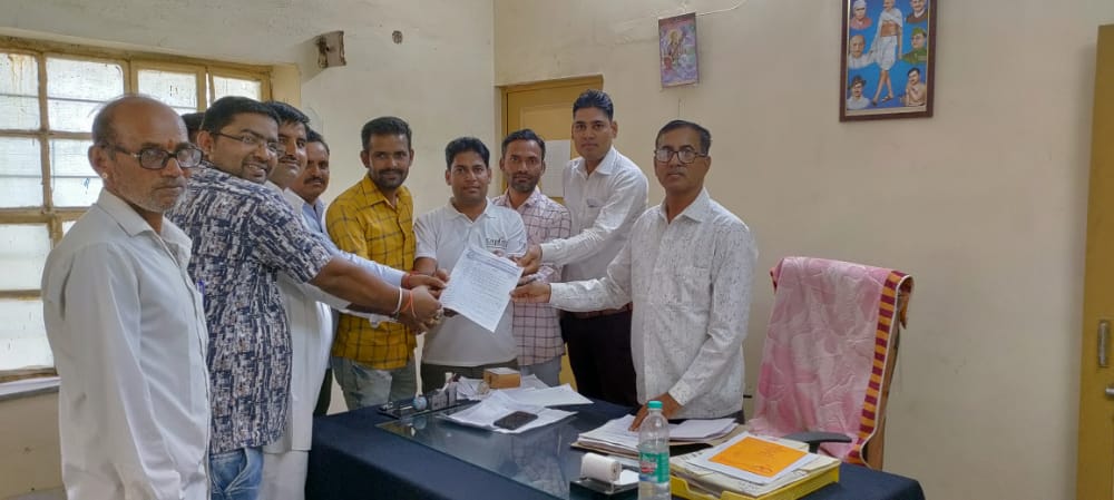 MalkhanSingh999's tweet photo. राजस्थान के बिजली कर्मचारियों ने अपने हकों आवाज को हमेशा उठाते रहेगें, चाहे सामने सरकार BJP की हो या कांग्रेस की, झुकने वाले नहीं हैं इसलिए माननीय @ashokgehlot51 जी से निवेदन है कि बिजलीकर्मियों की मांगो की अतिशीघ्र पूर्ति करे, अन्यथा की स्थिति में 1 जून 2022 को जयपुर कूच करेगें https://t.co/fhWTWR7CIk