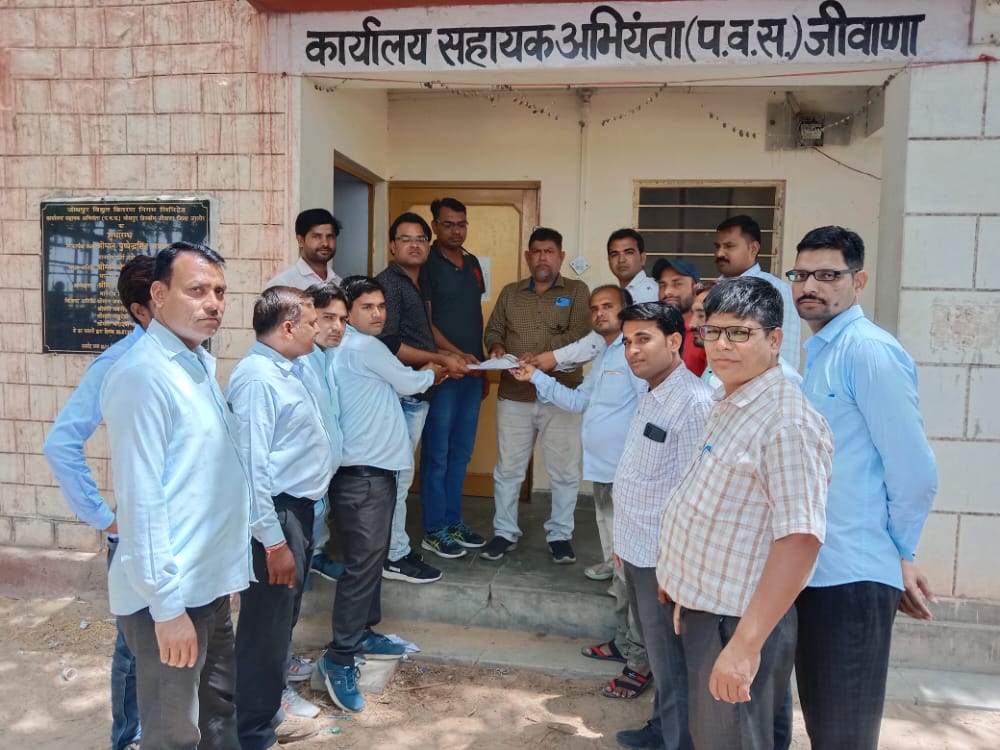 राजस्थान के बिजली कर्मचारियों ने अपने हकों आवाज को हमेशा उठाते रहेगें, चाहे सामने सरकार BJP की हो या कांग्रेस की, झुकने वाले नहीं हैं इसलिए माननीय <a href="/ashokgehlot51/">Ashok Gehlot</a> जी से निवेदन है कि बिजलीकर्मियों की मांगो की अतिशीघ्र पूर्ति करे, अन्यथा की स्थिति में 1 जून 2022 को जयपुर कूच करेगें