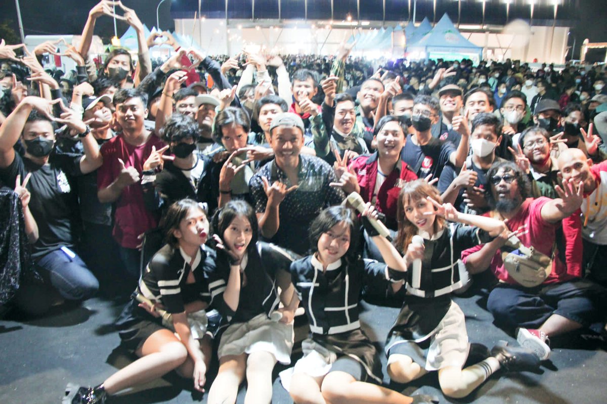 SaywonOfficial's tweet photo. OTSUKARE SASAGEYO#3 !!!

Terima kasih buat para Winner yg sudah menyempatkan datang, terima kasih buat Japanholic Soloraya (ada twitternya gak sih?) yg sudah menyelenggarakan event yg luar biasa ini dan terima kasih sudah mengundang Say!Won! https://t.co/6W39wqTZk9