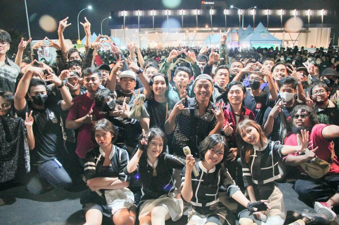 SaywonOfficial's tweet photo. OTSUKARE SASAGEYO#3 !!!

Terima kasih buat para Winner yg sudah menyempatkan datang, terima kasih buat Japanholic Soloraya (ada twitternya gak sih?) yg sudah menyelenggarakan event yg luar biasa ini dan terima kasih sudah mengundang Say!Won! https://t.co/6W39wqTZk9