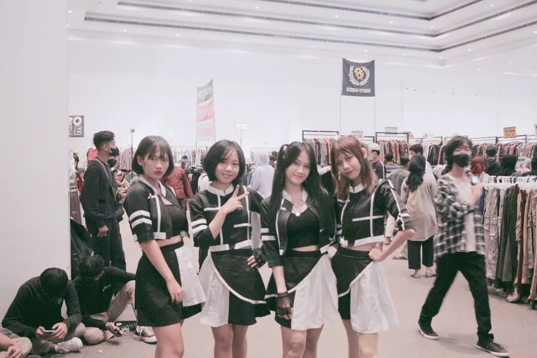 SaywonOfficial's tweet photo. OTSUKARE SASAGEYO#3 !!!

Terima kasih buat para Winner yg sudah menyempatkan datang, terima kasih buat Japanholic Soloraya (ada twitternya gak sih?) yg sudah menyelenggarakan event yg luar biasa ini dan terima kasih sudah mengundang Say!Won! https://t.co/6W39wqTZk9