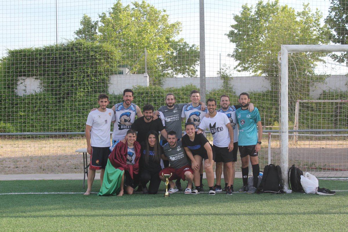 ExtremaduraFAFF's tweet photo. 🏆Plasencia #Ducks���� bicampeones de Extremadura de 🏈 Flag Football.

Derrotaron por 40-31 a Mérida #Romanos⚔️, subcampeones 🥈 por 3ª vez.

🏅#Chiky70🦆 MVP.

🥉Tercer puesto para Salamanca #Vitors☑️. Ganaron 31-6 a Villanueva #BlackStorks⚫️.

✍️Crónica⤵️
https://t.co/8AnFrJ19AR https://t.co/phjIDCQ5hb