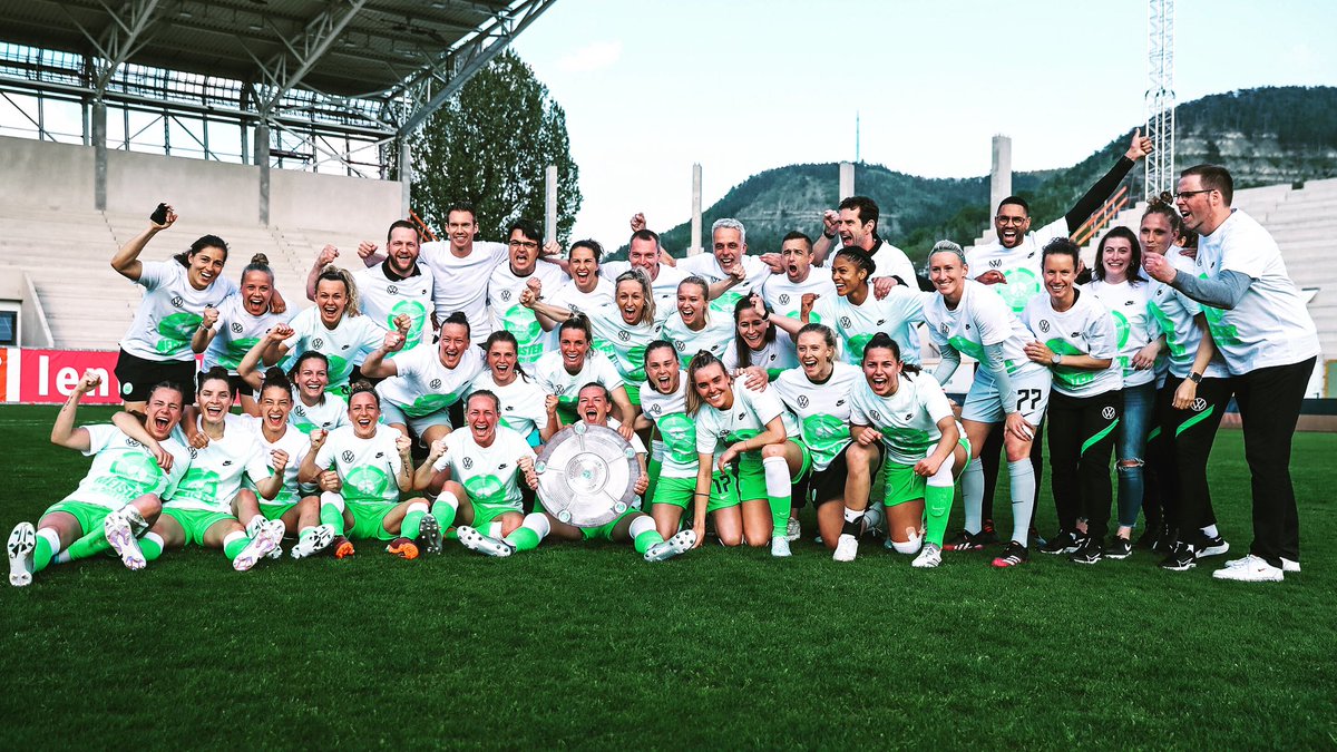 RobinJoostens's tweet photo. Deutsche Meister 💚 What a GREAT TEAM!! 💚🌈💪🏻🙏🏻☀️😃🍾 #vflwolfsburgfrauen https://t.co/ispKDqbkly