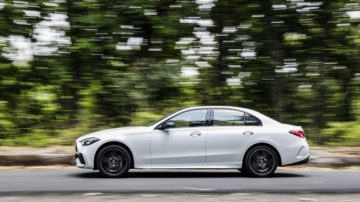 CarWale's tweet photo. DRIVEN! We have driven the new-gen Mercedes-Benz C-Class C300d! Does it feel like a baby S-Class or it is just a grown C-Class? Read our first-drive review to find out: https://t.co/p0y6klujYg
#CWDrive #MercedeBenz @MercedesBenzInd https://t.co/5THg3IpZa8