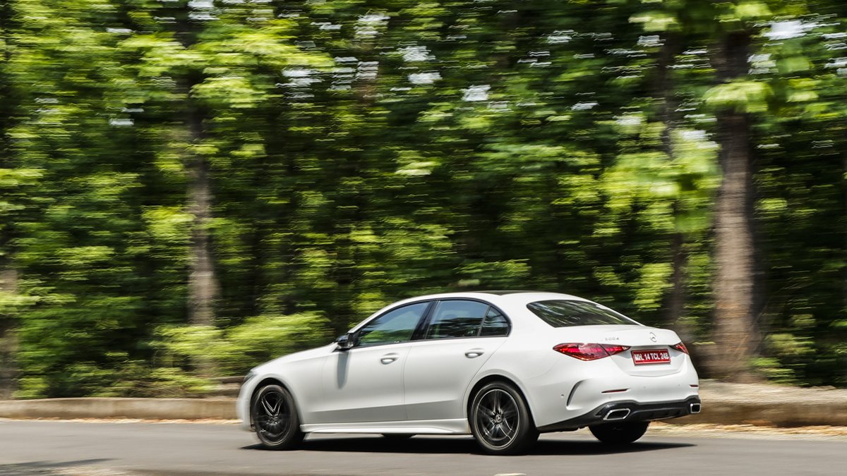 CarWale's tweet photo. DRIVEN! We have driven the new-gen Mercedes-Benz C-Class C300d! Does it feel like a baby S-Class or it is just a grown C-Class? Read our first-drive review to find out: https://t.co/p0y6klujYg
#CWDrive #MercedeBenz @MercedesBenzInd https://t.co/5THg3IpZa8