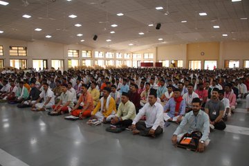 नागपुर में <a href="/RSSorg/">RSS</a> का तृतीय वर्ष संघ शिक्षा वर्ग प्रारंभ. वर्ग के उद्घाटन सत्र में भय्याजी जोशी, सर्वाधिकारी अशोक पांडे  और अ.भा. व्यवस्था प्रमुख उपस्थित. वर्ग में देशभर से 735 स्वयंसेवक भाग ले रहे हैं.