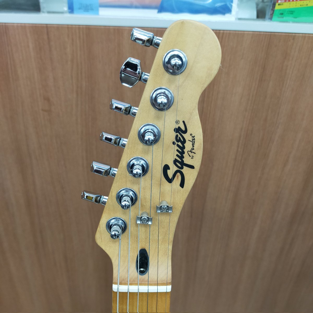 HARDOFF_AKIRUNO's tweet photo. Squierの珍しいギターが入荷しました。Squier '51です。オリジナルプレシジョンベースみたいな形で絶妙なおしゃれ感。トーンコントロール無しという硬派な仕様も、不器用でかわいいに通ずる感じがします。これは愛着湧きそうです。
#squier51
#squier
#エレキギター https://t.co/xTKqTAZGHC