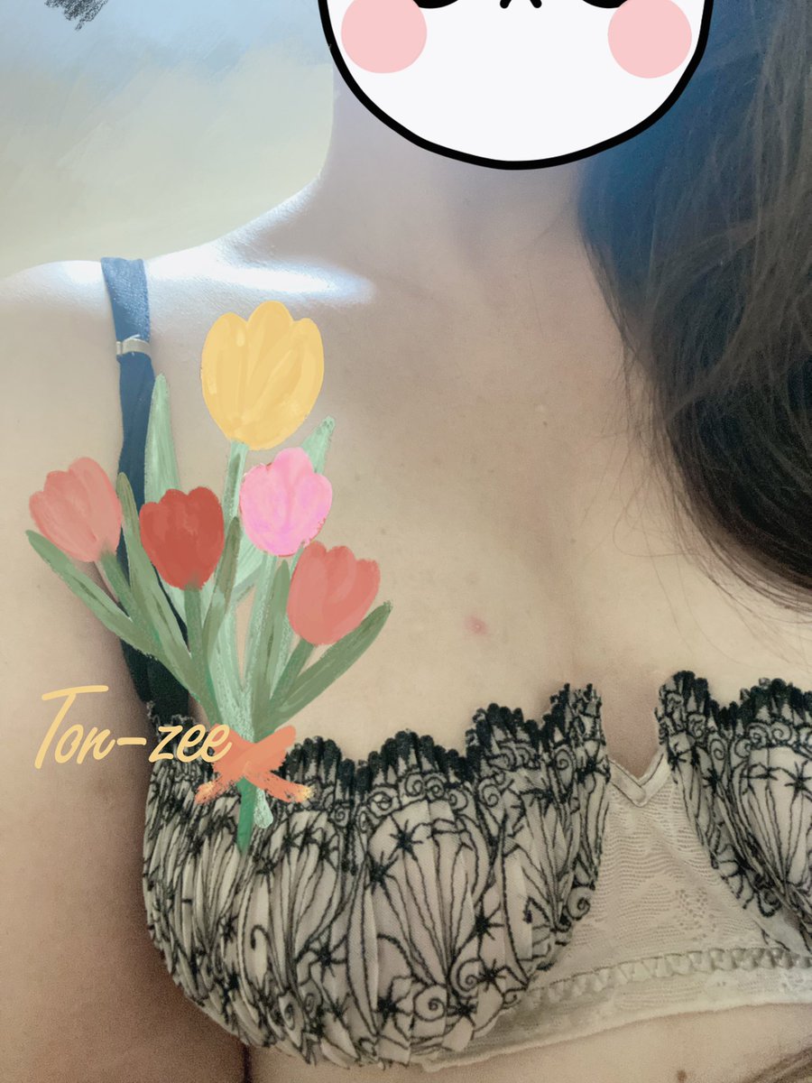 เค้าใจดีนะ ชอบกันกดรีทวีตให้ซีด้วยนะคะ รีทวีตไปอยากใส่แคปชั่นยังไงเราไม่ว่าหรอกค่ะ แค่อย่าดูดรูปไปแล้วมโนว่าเป็นผลงานของตัวเอง❤️