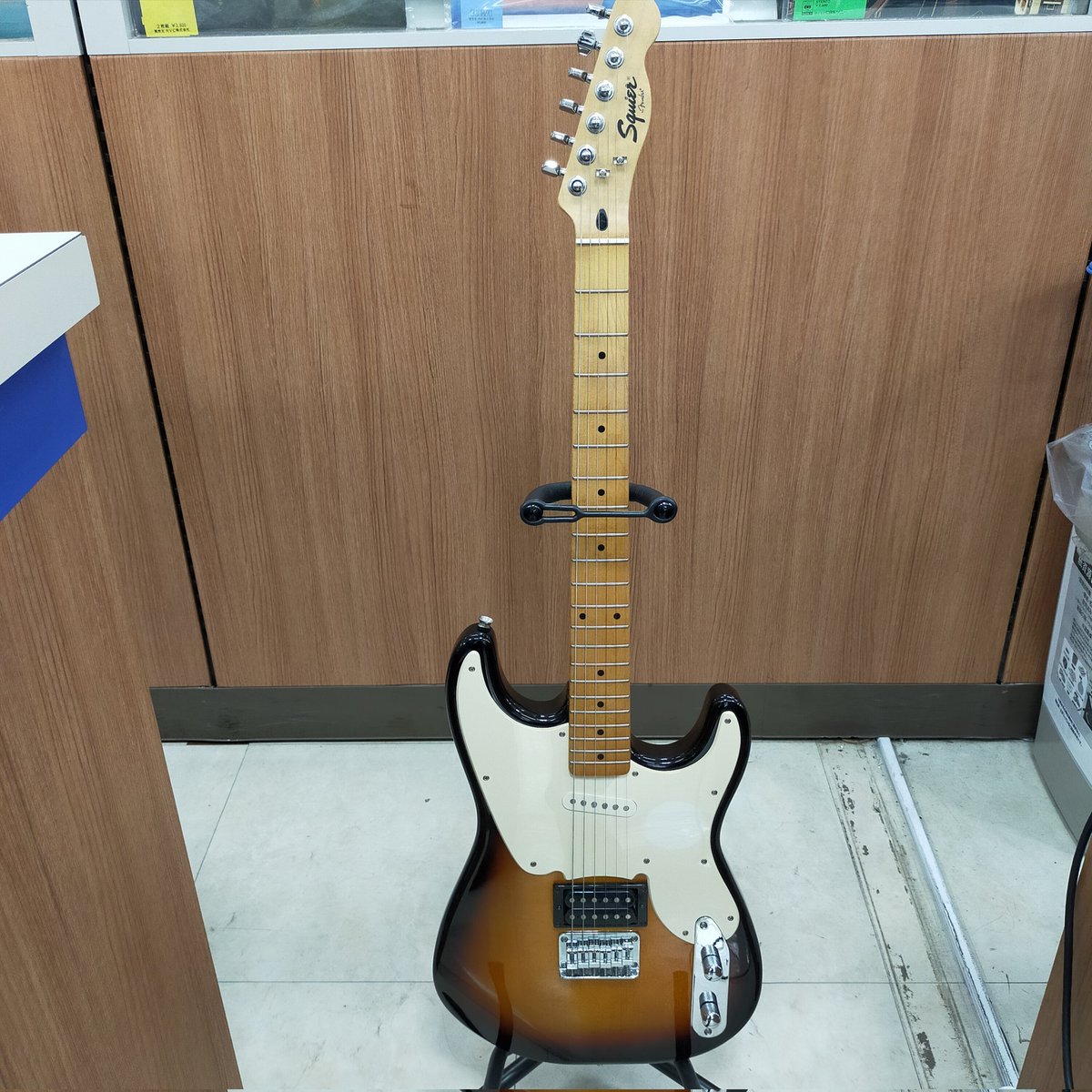 HARDOFF_AKIRUNO's tweet photo. Squierの珍しいギターが入荷しました。Squier '51です。オリジナルプレシジョンベースみたいな形で絶妙なおしゃれ感。トーンコントロール無しという硬派な仕様も、不器用でかわいいに通ずる感じがします。これは愛着湧きそうです。
#squier51
#squier
#エレキギター https://t.co/xTKqTAZGHC