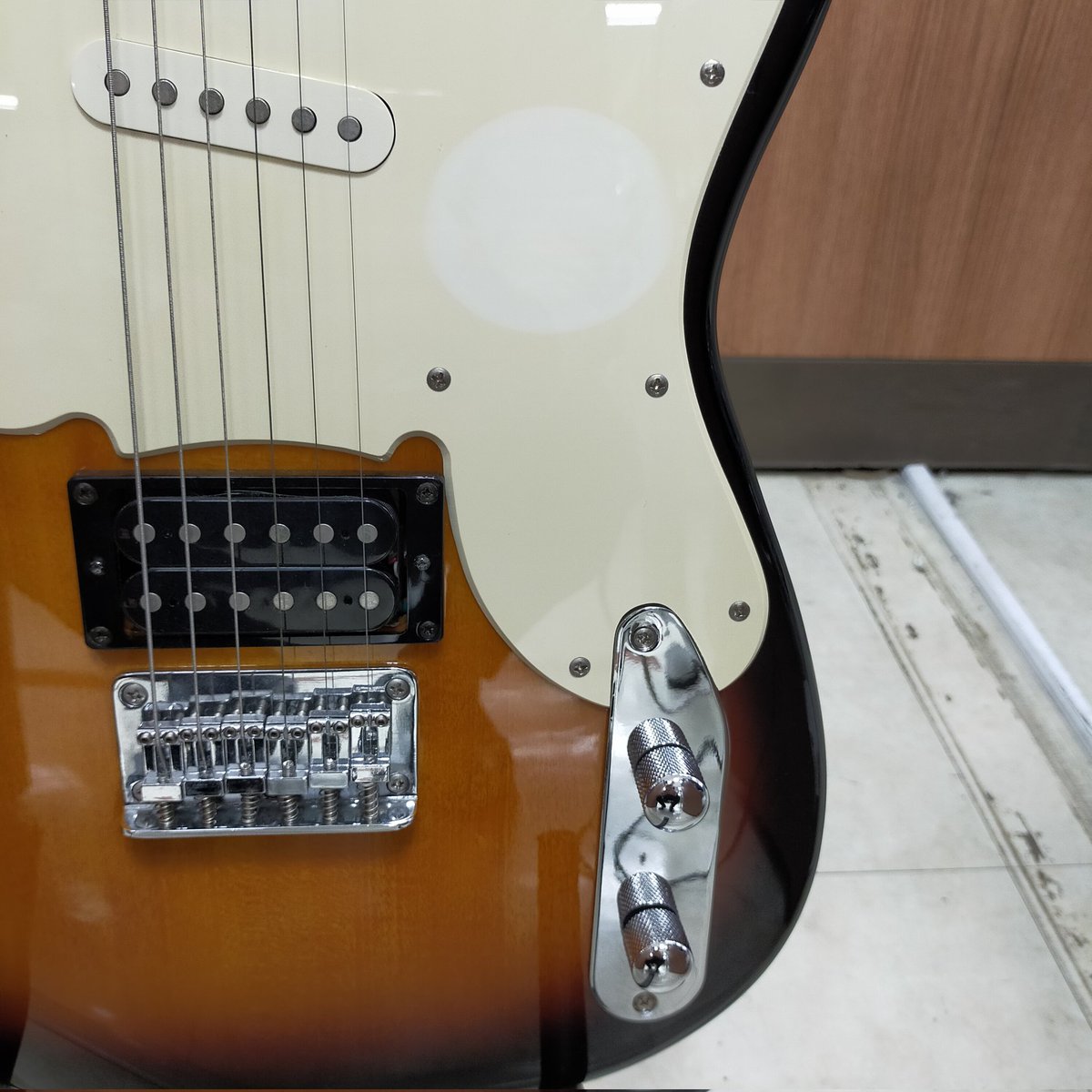 HARDOFF_AKIRUNO's tweet photo. Squierの珍しいギターが入荷しました。Squier '51です。オリジナルプレシジョンベースみたいな形で絶妙なおしゃれ感。トーンコントロール無しという硬派な仕様も、不器用でかわいいに通ずる感じがします。これは愛着湧きそうです。
#squier51
#squier
#エレキギター https://t.co/xTKqTAZGHC