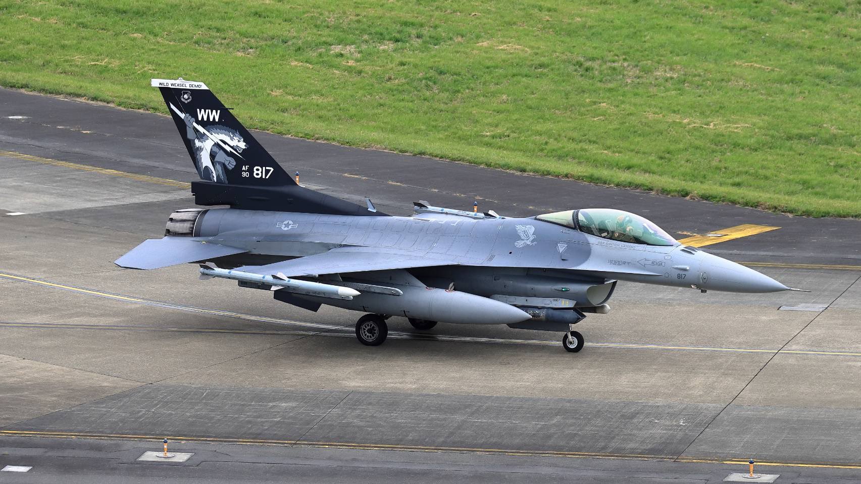 美希 横田基地で訓練が 今日から始まり三沢基地から戦闘機沢山来たよ F16かっこいい しかも隊長機 ﾜｧ ヽ ﾟ ﾟ ﾉ ｲ 横田基地 戦闘機 F16 訓練 ラブホからの景色 T Co Sm9cegorn3 Twitter