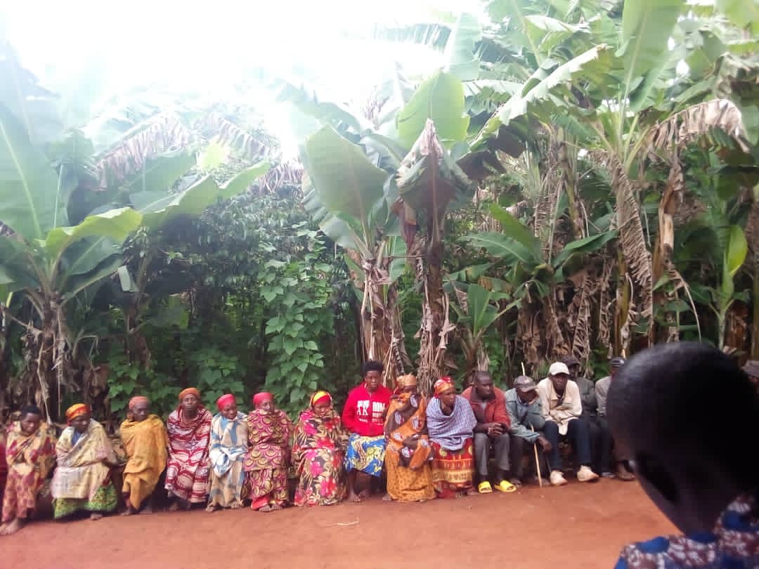 NdavaCommune's tweet photo. #Burundi:Umuhanuzi wa Musitanteri muri @NdavaCommune ajejwe iterambere yarifadikanije kuruyu wa 8/5/2022 na benegihugu aho bagendeye umutumba wa Ngoro muntumbero yokurabira hamwe ingene ibikorwa vya koperative #Sangwe_Ngoro biriko biragenda
@FonicB
@MwaroProvince
@MininterInfosBi https://t.co/9bWaJaZ8z7