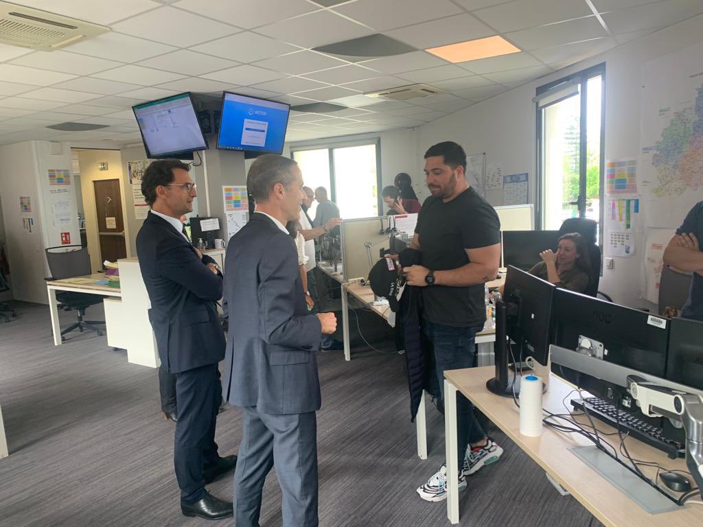 EnedisRegionSud's tweet photo. Échange et partage au sein d’@enedis avec @H_Champenois notre Directeur du Programme Performance et Simplification. Ensemble nous travaillons à la #satisfaction de nos #clients en simplifiant nos processus. https://t.co/oRKbwHFmRQ