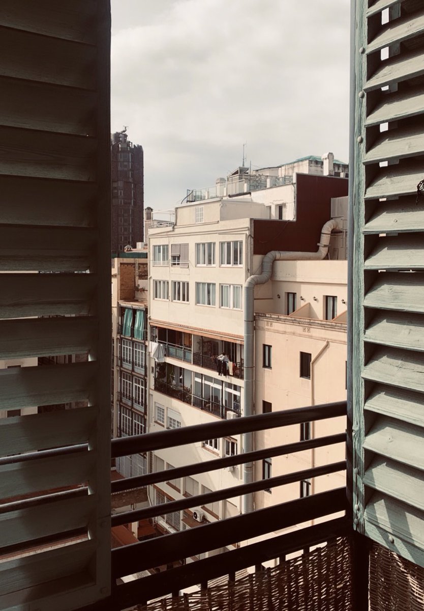thestyleoffice's tweet photo. THE COLORS OF BARCELONA // #TheStyleOffice #places #lifestyle #art #design #Barcelona https://t.co/mnpSNJWgIe