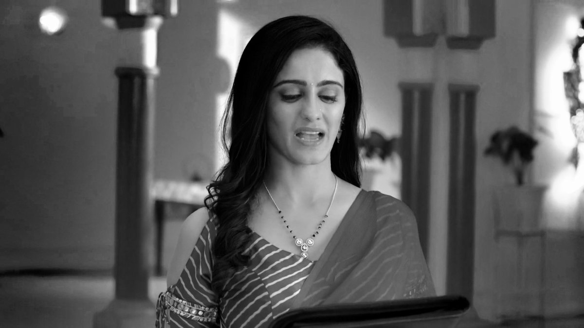 neenukettles1's tweet photo. The disappointment and pain in her voice can be easily noticed by anyone who truly loves her and understands her dream.
Such an important, happy moment in her life and she was not able to enjoy it for even 5 min.

#GhumHaiKisikeyPyaarMeiin https://t.co/yBx4QSLdXD