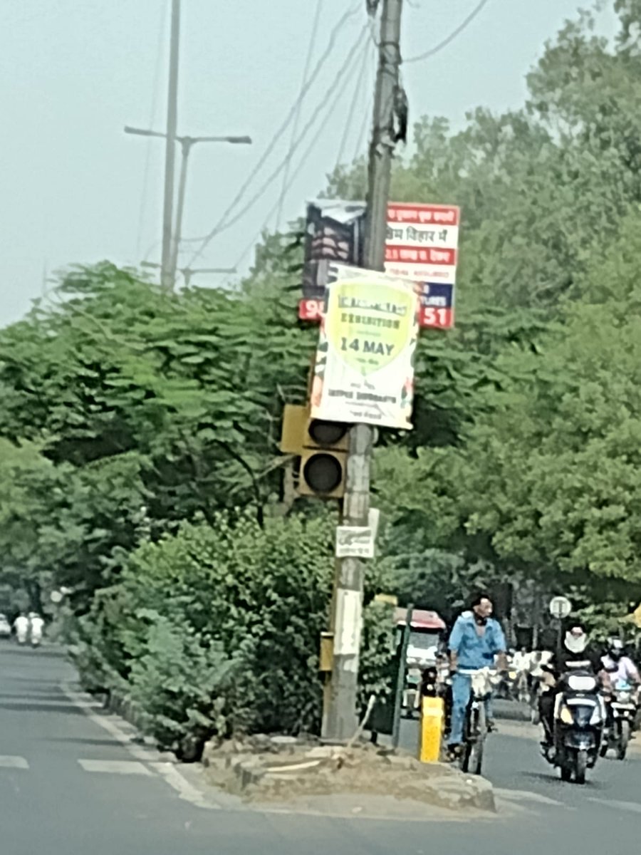 TheNoisyBoy_Sam's tweet photo. @DelhiTrafficPol @DelhiPolice
Red light blocked by posters - While going from Jwala Heri Market to Radisson Blu Pashchim vihar. The red light connecting bhao Rao devdas marg to Captain kumud Kumar Marg in Pashchim vihar.
Pls take the necessary action.
#Redlightviolation https://t.co/0js8CeIPiL