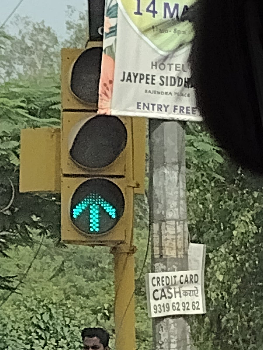 TheNoisyBoy_Sam's tweet photo. @DelhiTrafficPol @DelhiPolice
Red light blocked by posters - While going from Jwala Heri Market to Radisson Blu Pashchim vihar. The red light connecting bhao Rao devdas marg to Captain kumud Kumar Marg in Pashchim vihar.
Pls take the necessary action.
#Redlightviolation https://t.co/0js8CeIPiL