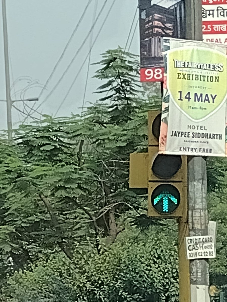 TheNoisyBoy_Sam's tweet photo. @DelhiTrafficPol @DelhiPolice
Red light blocked by posters - While going from Jwala Heri Market to Radisson Blu Pashchim vihar. The red light connecting bhao Rao devdas marg to Captain kumud Kumar Marg in Pashchim vihar.
Pls take the necessary action.
#Redlightviolation https://t.co/0js8CeIPiL