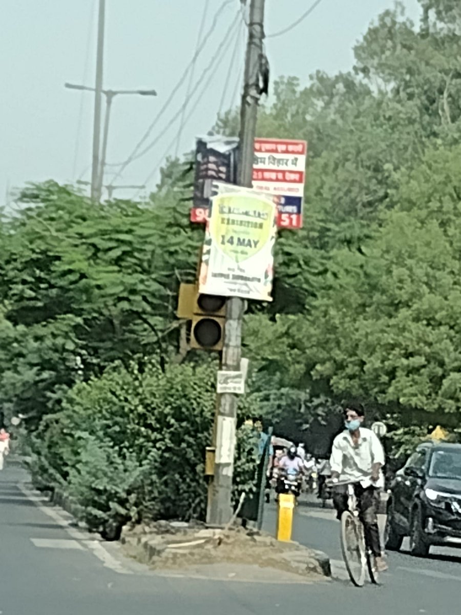 TheNoisyBoy_Sam's tweet photo. @DelhiTrafficPol @DelhiPolice
Red light blocked by posters - While going from Jwala Heri Market to Radisson Blu Pashchim vihar. The red light connecting bhao Rao devdas marg to Captain kumud Kumar Marg in Pashchim vihar.
Pls take the necessary action.
#Redlightviolation https://t.co/0js8CeIPiL