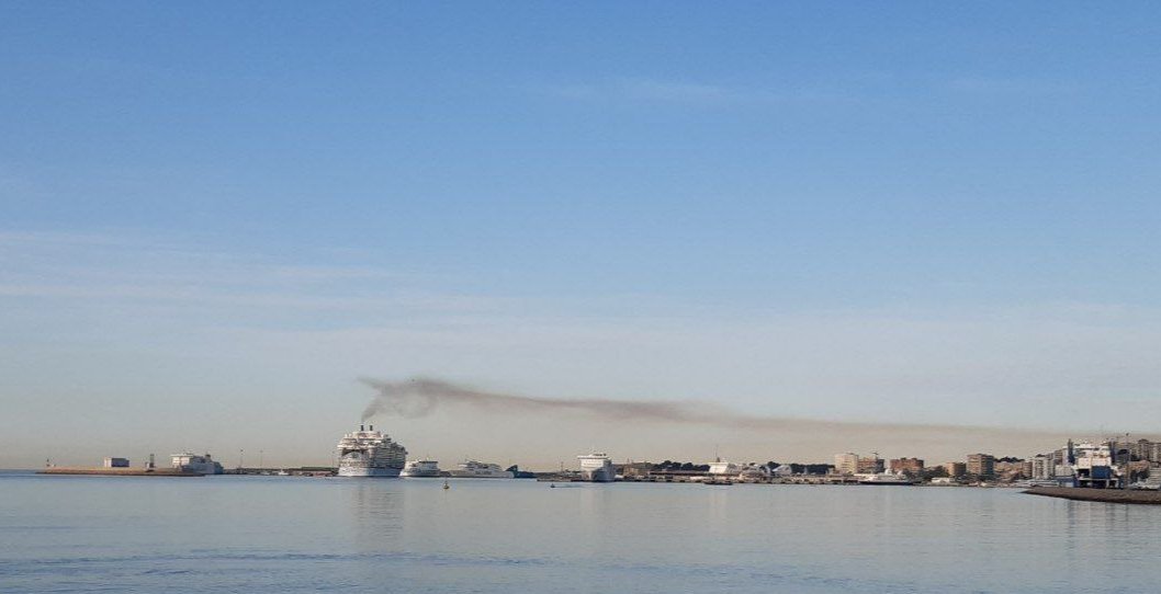 Arriba el creuer més gran del planeta. El primer que fa és amollar un nigul tòxic sobre Palma. Contaminen, massifiquen, minven la salut i tributen a paradisos fiscals. El Govern els posa una estora vermella, perquè?