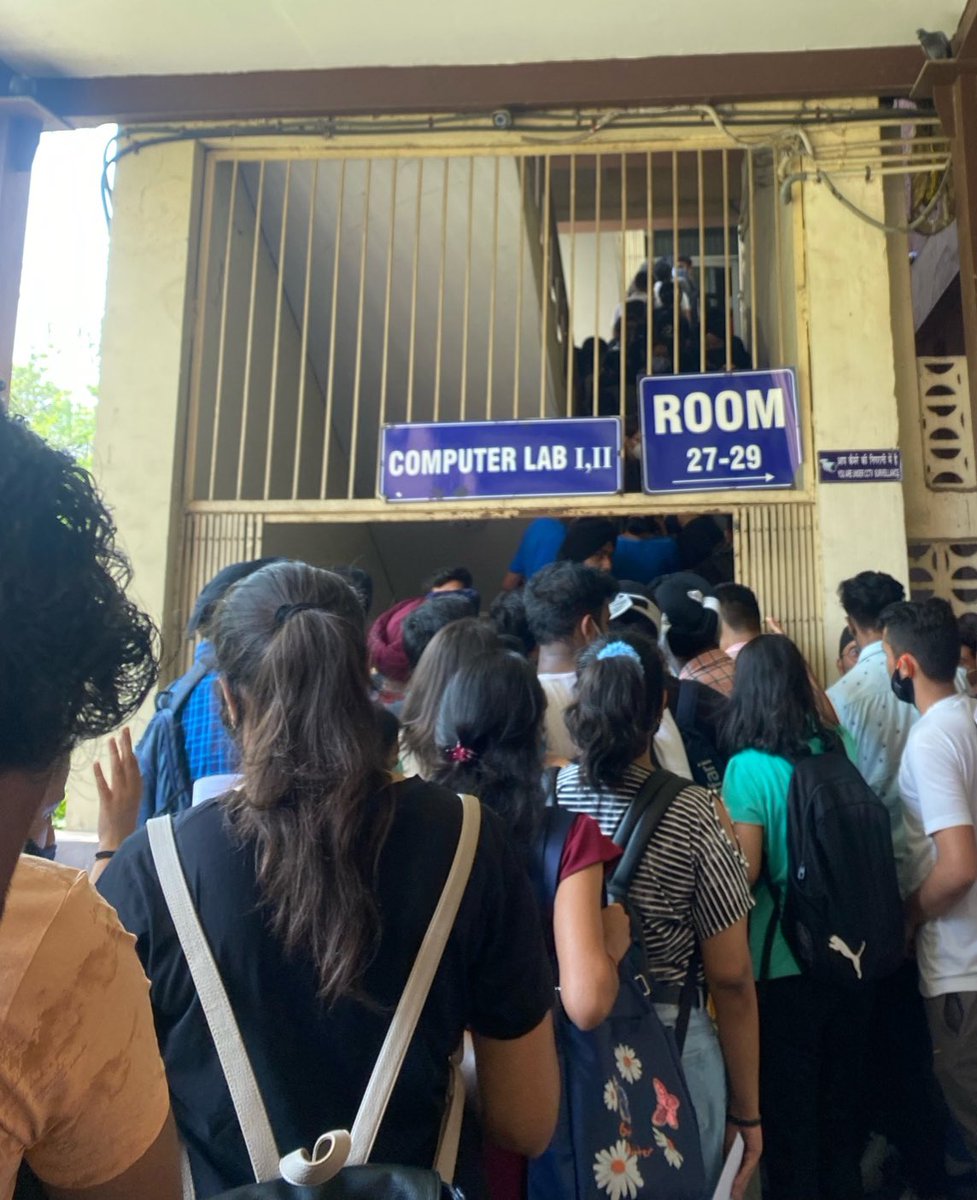 mandeepggs's tweet photo. Long queue at SGTB Khalsa College @UnivofDelhi  no social distancing no covid norma are followed, stop playing with the health of #students  

@DDMADelhi1 @ArvindKejriwal @msisodia @AAPDelhi do something and help students 

#OBEforallSemestersInDU #StudentsLivesMatter https://t.co/ERWXBIAI7N