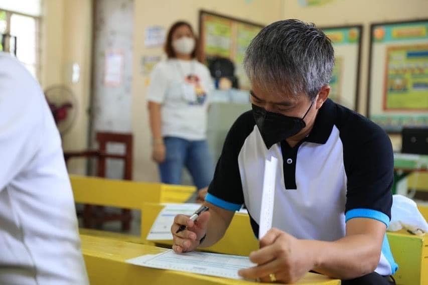 PhilippineStar's tweet photo. Senatorial re-electionist Joel Villanueva has cast his ballot, sharing that he experienced a peaceful and smooth electoral process. (Facebook/Joel Villanueva) #BilangPilipino2022 https://t.co/k6ImSlSXlR