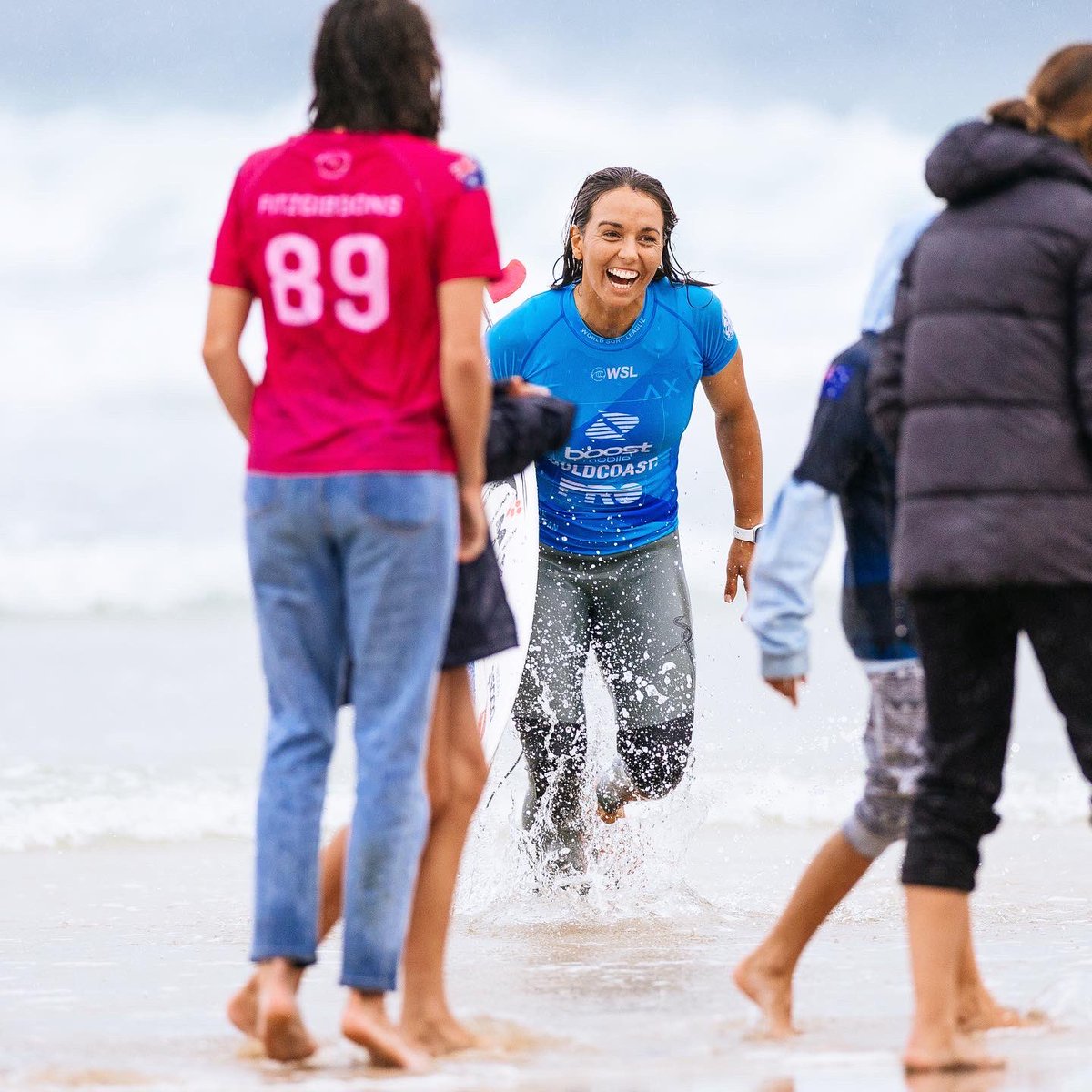 Sally_Fitz's tweet photo. Riding every wave and doing every run around with my team of mighty #89 Champs 🙏💙 @wsl #BoostMobilePro
—————
@BoostAus https://t.co/4auIVwLOf3
