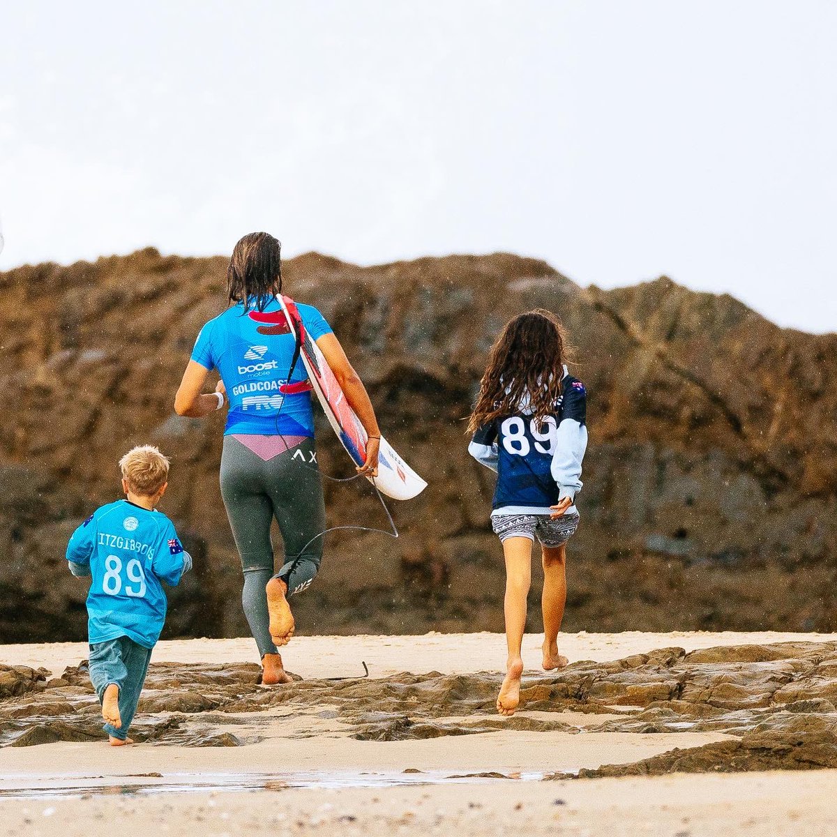 Sally_Fitz's tweet photo. Riding every wave and doing every run around with my team of mighty #89 Champs 🙏💙 @wsl #BoostMobilePro
—————
@BoostAus https://t.co/4auIVwLOf3