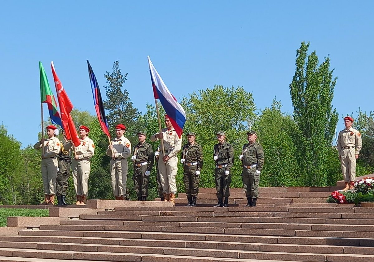Дорогие друзья! Уже несколько лет подряд участница нашей группы Елена Шумаева отмечает День Победы в прифронтовой Горловке.
Прямо сейчас её фото из этого героического города!
