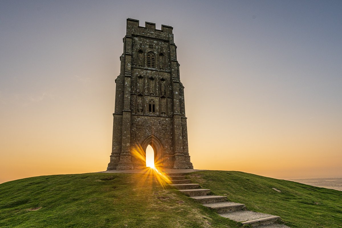 New prints added to my website recently. 
The Jewel of Avalon, Music in the Archway, Beltane Friends and Beltane Fire.
visionsofsomerset.co.uk/print-collecti…
visionsofsomerset.co.uk/canvas-collect…

#glastonbury #glastonburytor