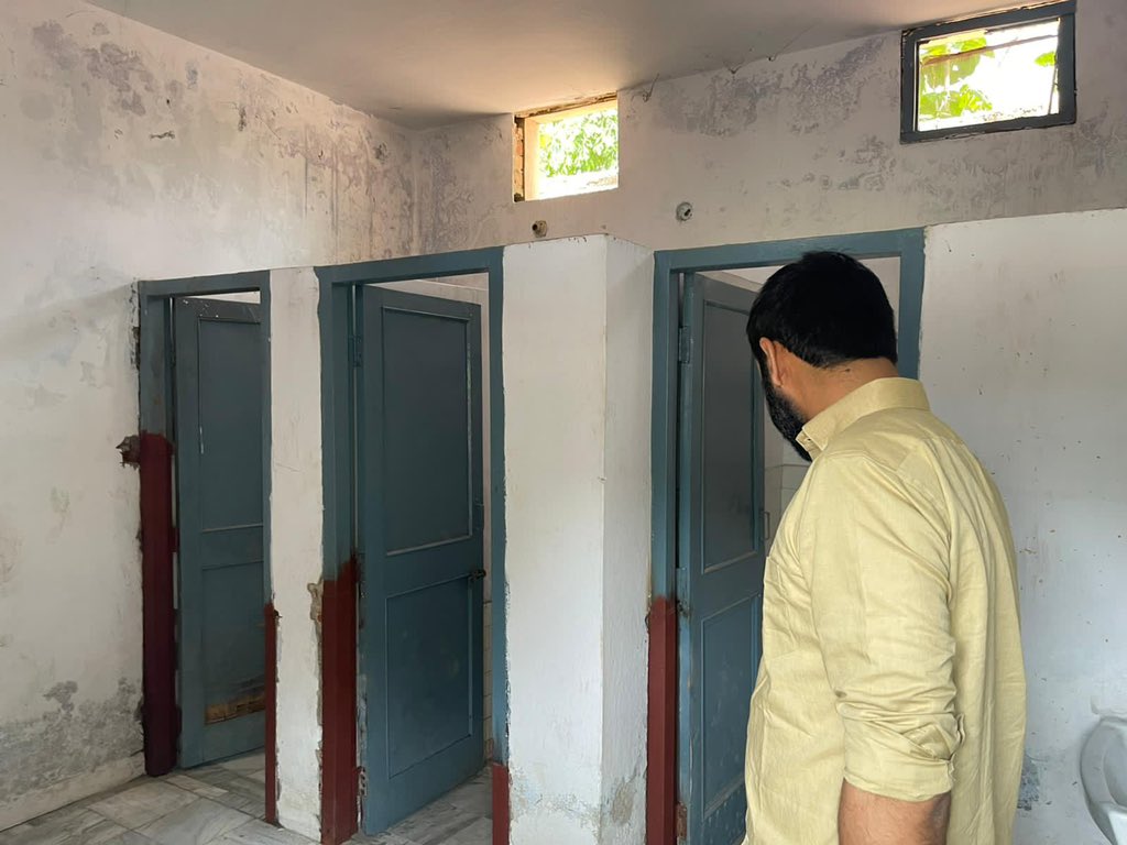 AAPPunjab's tweet photo. 'ਆਪ' ਸਰਕਾਰ ਵੱਲੋਂ ਸੂਬੇ ਵਿੱਚ ਸਿੱਖਿਆ ਖੇਤਰ ਵਿੱਚ ਸੁਧਾਰ ਲਈ ਸਕੂਲੀ ਪੱਧਰ ਉੱਤੇ ਫੀਡਬੈਕ ਹਾਸਲ ਕੀਤੀ ਜਾ ਰਹੀ ਹੈ ਜਿਸ ਦੀ ਲੜੀ ਤਹਿਤ ਅੱਜ ਸਿੱਖਿਆ ਮੰਤਰੀ ਮੀਤ ਹੇਅਰ ਨੇ ਪਟਿਆਲਾ ਸ਼ਹਿਰ ਵਿਖੇ ਸਰਕਾਰੀ ਸੀਨੀਅਰ ਸੈਕੰਡਰੀ ਸਮਾਰਟ ਸਕੂਲ ਸਿਵਲ ਲਾਇਨਜ਼ ਅਤੇ ਸਰਕਾਰੀ ਮਲਟੀਪਰਪਜ਼ ਸੈਕੰਡਰੀ ਸਕੂਲ ਦਾ ਦੌਰਾ ਕੀਤਾ। https://t.co/bI8bYJrziB
