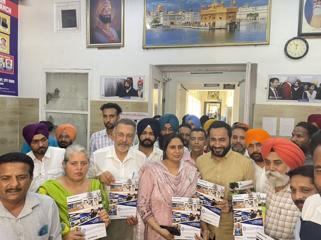AAPPunjab's tweet photo. 'ਆਪ' ਸਰਕਾਰ ਵੱਲੋਂ ਸੂਬੇ ਵਿੱਚ ਸਿੱਖਿਆ ਖੇਤਰ ਵਿੱਚ ਸੁਧਾਰ ਲਈ ਸਕੂਲੀ ਪੱਧਰ ਉੱਤੇ ਫੀਡਬੈਕ ਹਾਸਲ ਕੀਤੀ ਜਾ ਰਹੀ ਹੈ ਜਿਸ ਦੀ ਲੜੀ ਤਹਿਤ ਅੱਜ ਸਿੱਖਿਆ ਮੰਤਰੀ ਮੀਤ ਹੇਅਰ ਨੇ ਪਟਿਆਲਾ ਸ਼ਹਿਰ ਵਿਖੇ ਸਰਕਾਰੀ ਸੀਨੀਅਰ ਸੈਕੰਡਰੀ ਸਮਾਰਟ ਸਕੂਲ ਸਿਵਲ ਲਾਇਨਜ਼ ਅਤੇ ਸਰਕਾਰੀ ਮਲਟੀਪਰਪਜ਼ ਸੈਕੰਡਰੀ ਸਕੂਲ ਦਾ ਦੌਰਾ ਕੀਤਾ। https://t.co/bI8bYJrziB