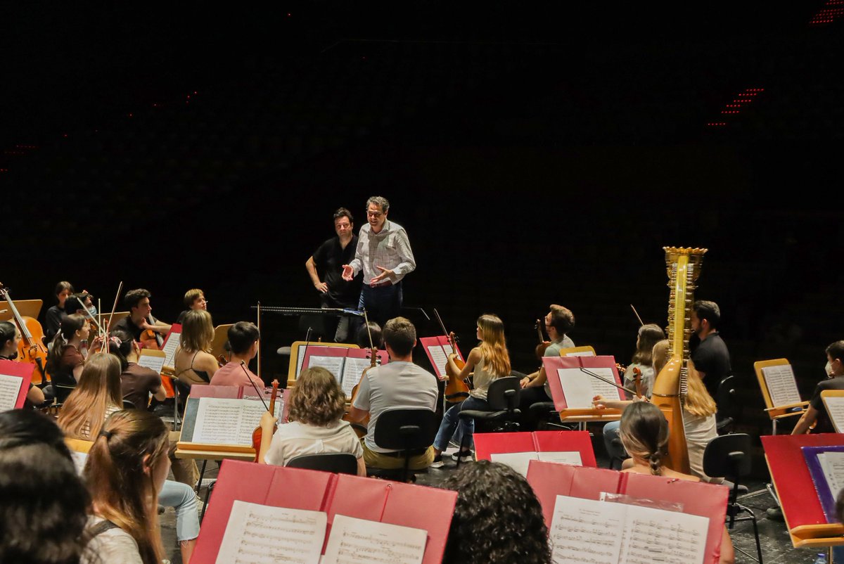 🎶El director gerente de la ROSS <a href="/pvazquezmarin/">Pedro Vázquez Marín</a> estuvo ayer en el ensayo de la Orquesta Joven de la ROSS, donde les dio un motivador discurso a los chicos que debutarán esta tarde siendo los primeros músicos de esta orquesta.