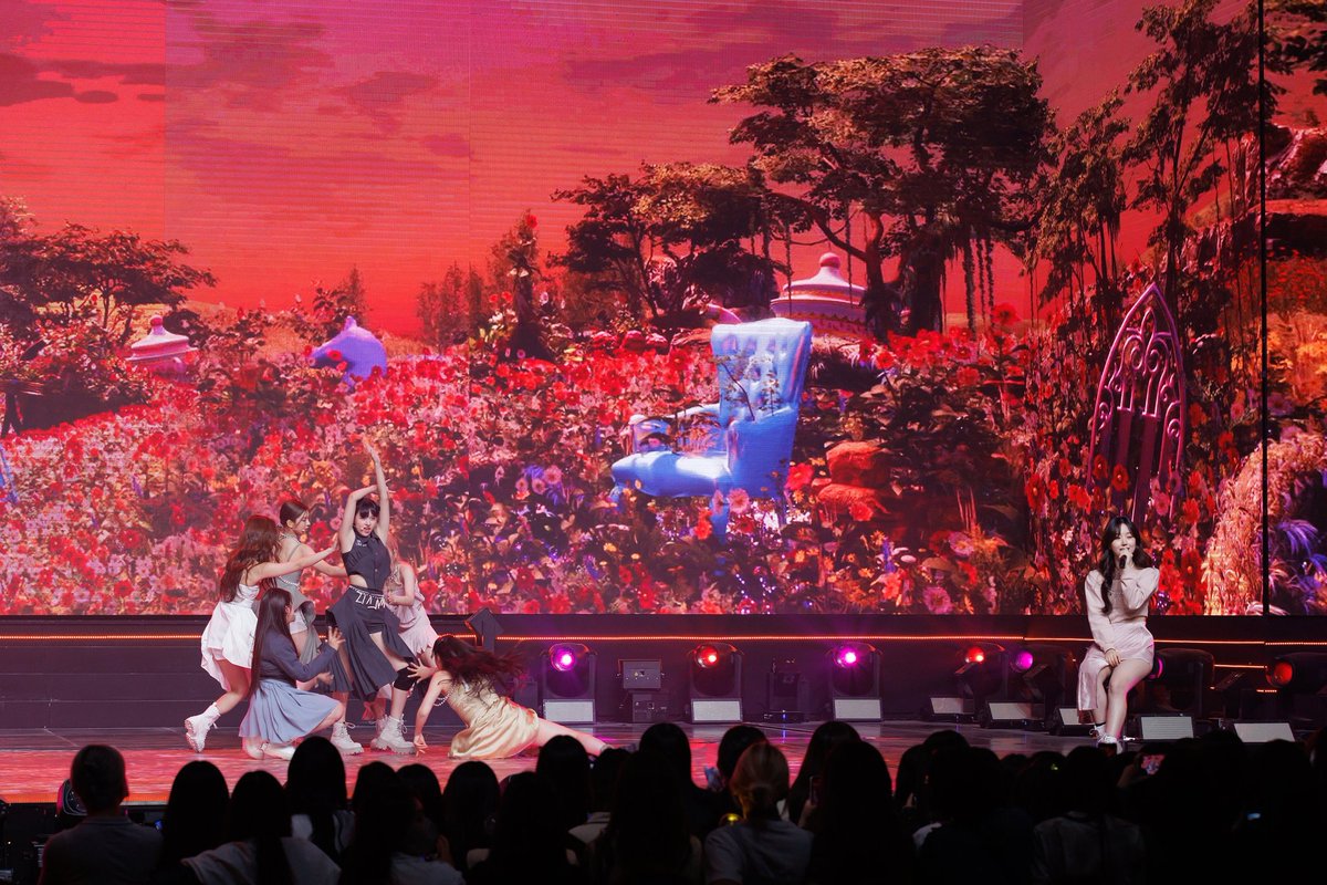 1uura5's tweet photo. Other angles tell another story too. K-CON 2022 is so incredible. An invaluable opportunity for us to be able to stand on this magnificent stage and give an ear to the echoes as well as screams of the fans first-hand. From this POV, the grandeur of the stage can be seen clearly. https://t.co/PPdbMlHhVZ