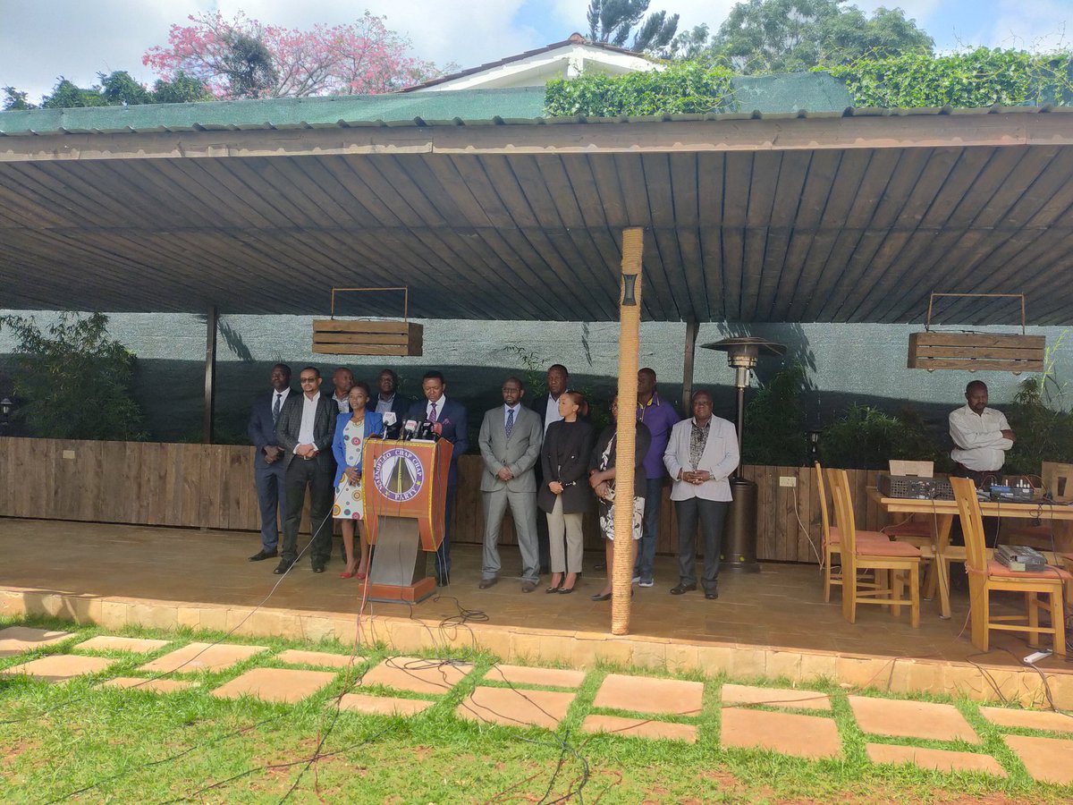 ItsMutai's tweet photo. Breaking News:

Dr Alfred Mutua has announced that he alongside Maendeleo Chap Chap Party have effective today moved to Kenya Kwanza coalition, to support William Ruto for President. Mutua: "Azimio La Umoja has become a club of a few, shrouded in secrecy, violating our agreement" https://t.co/sPUA8QzFCi