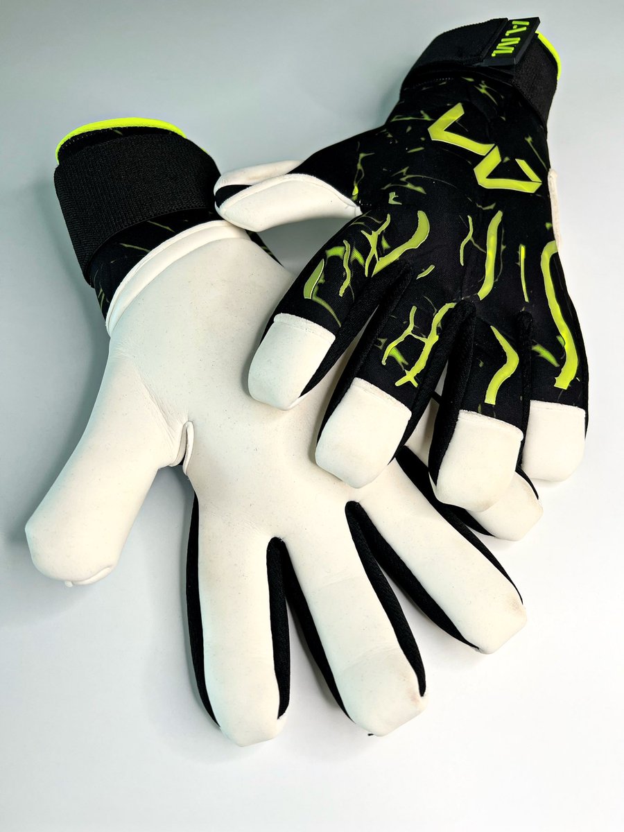 AMGoalkeeperTr1's tweet photo. • Introducing our new model AURINKO 3.0 🧤🔥.
👉 https://t.co/CURIAtk5HR
#Forbetterkeepers
#goalkeeping #goalkeeper #maalivahti #hanskat #jalkapallo #soccer #football #futbol #goalkeepergloves #gkgloves https://t.co/ykGMuZgCyv