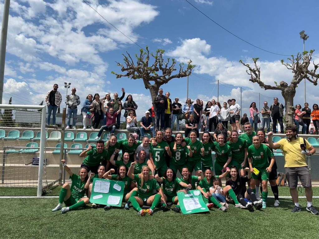 CERDANYOLAFC's tweet photo. És la imatge de la setmana 😍 Que sí que ens quedem a preferent, que sí que vem remuntar el partit, que sí que aquest equip és una família...

QUE SÍ, QUE LES NOSTRES NOIES LLUITEN COM NINGÚ💚

 Objectiu aconseguit 💪🙌

Enhorabona noies☺️ #SOMFEMSARDA https://t.co/dhKcj0kduL