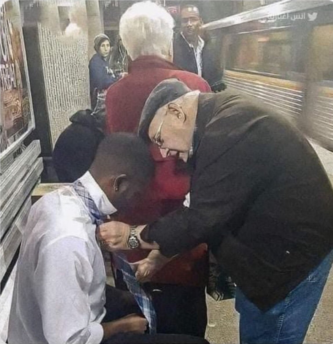Jobo_001's tweet photo. This young man was on his way to a job interview.
The lady in the red coat noticed that he was trying in vain, so she told her husband to help him and then took her body as a buffer between him and the rest of the people so that the young man would not feel embarrassed
Azimio Job https://t.co/j3V9Y1gx31