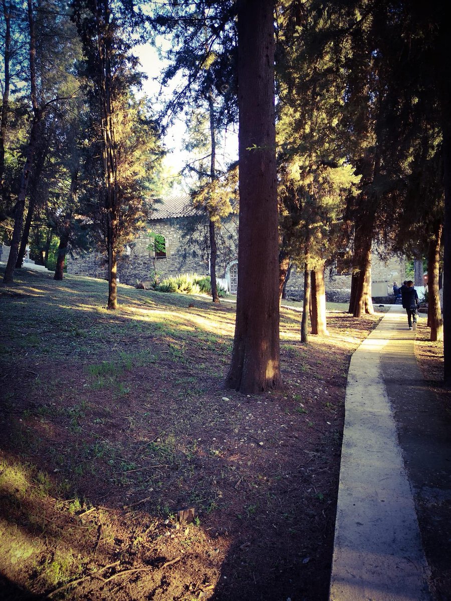 skartsaris's tweet photo. Καλημέρα.
Από το ίδιο μονοπάτι πάντα...
παλιά για να παίξουμε στον προαύλιο χώρο και σήμερα για να προσκυνησουμε τον Άγιο Χριστόφορο.
Χρόνια Πολλά Αγρίνιο!                    #αγρινιο https://t.co/WaORBtR9dJ