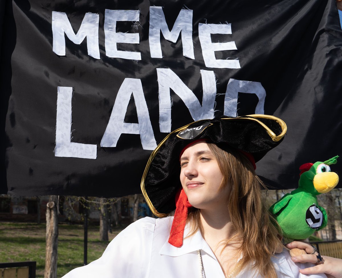 ob1omoff's tweet photo. So I'm on an island @memeland where are the memes?👀
@9gagceo

#AHOY
#memeland #9GAG https://t.co/0O42aG9VVE