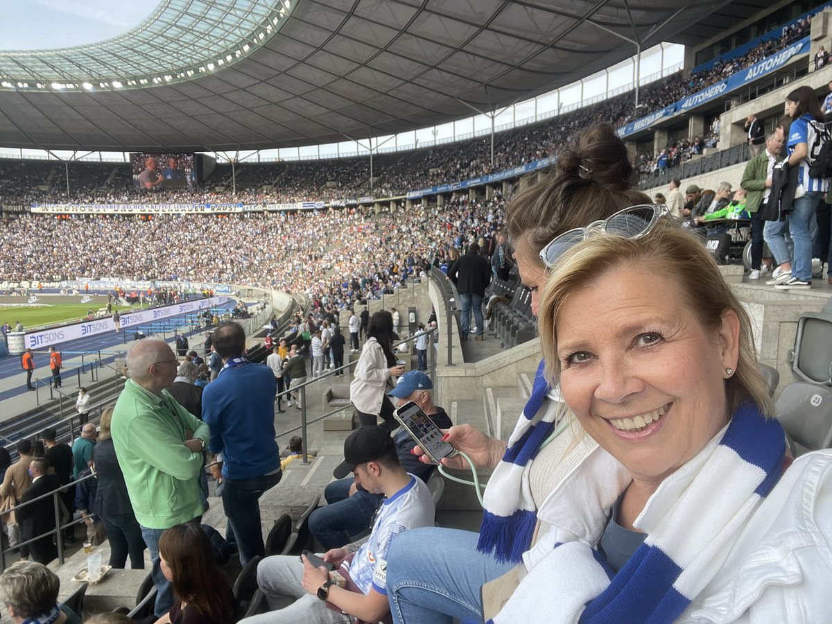 HuthKerstin's tweet photo. @ZwiebeIfisch Na klar, Hertha. Begründung: Weil wir da sind - und dann ist es immer lustig. Egal wie sie spielen 😜 https://t.co/6KshVQZKeY