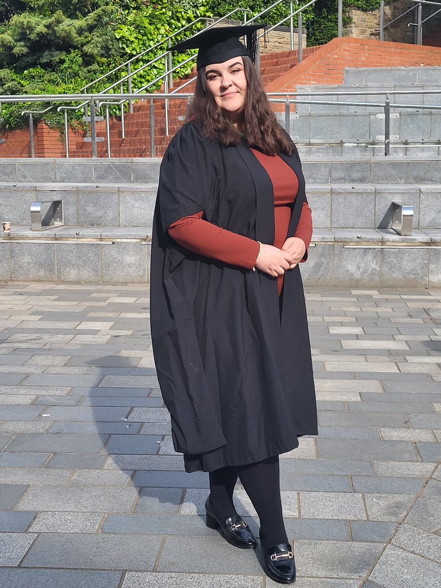 longeaton_marie's tweet photo. So proud of my eldest @marmaladetears no matter what life throws at her, she never gives up. Today's graduation, more or less self taught due to covid lockdowns! Well done @SheffieldUniversity #ModernHistory #MasterOfTheArts #GreenhamCommon https://t.co/CJTylPhThP