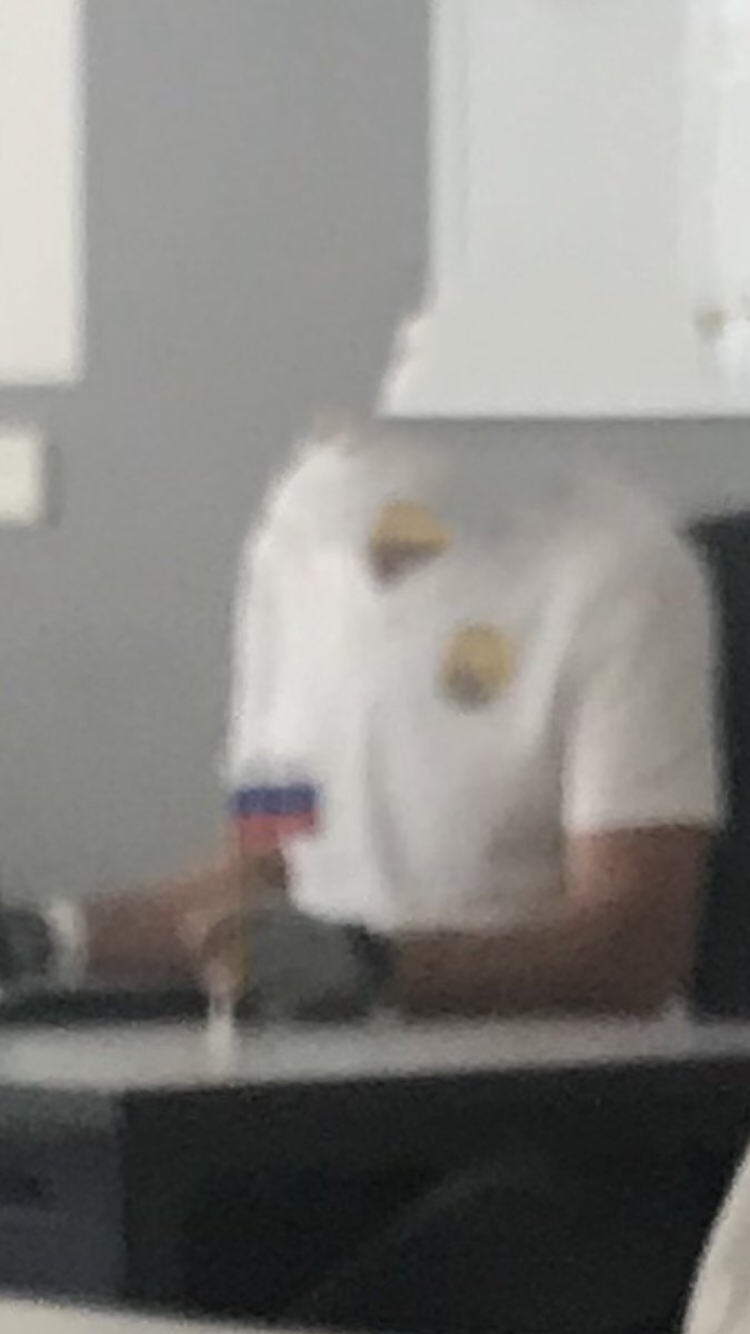 Kiikoro420's tweet image. Mein Lehrer meinte er ist für Russland was soll das? Wie Politisch und Sozial zurückgeblieben kann man sein? Er: ja! Ich versteh es nicht. Wie kann man für den Krieg sein. Aber hey wundert mich nicht er ist auch ein Impfgegner.(hab seinen Kopf weggemacht aus Rechtlichen Gründen)