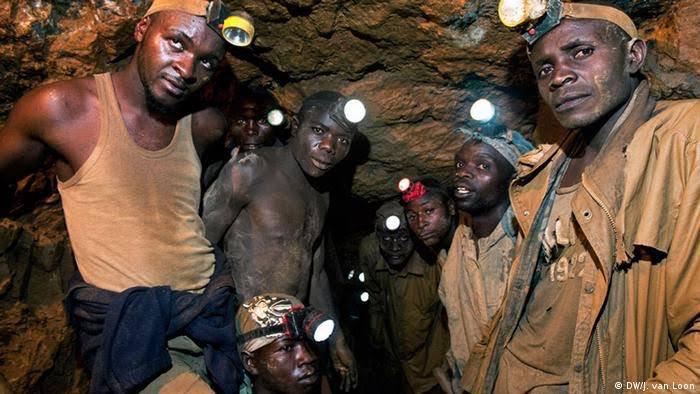 lavoixdlafrique's tweet photo. Depuis plus 20 jours 8 mineurs sont bloqués à plus de 500 mètres de profondeur dans une mine de zinc exploitée par une société canadienne au Burkina Faso.  Et Comme c'est l'Afrique noire, le monde ne se mobilise pas. A peine même si on en parle. https://t.co/he78hPuGhU