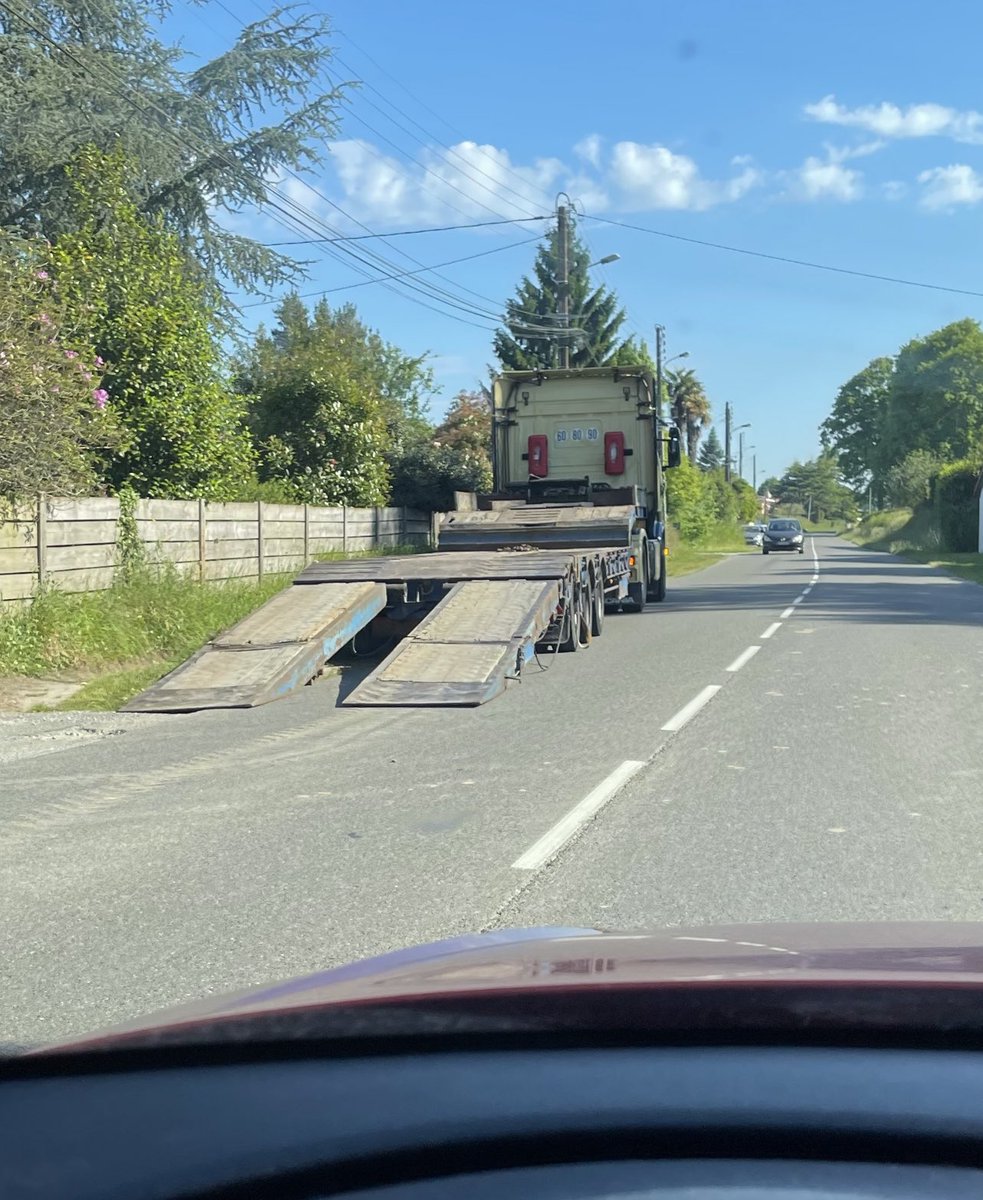 SussuLeVrai's tweet photo. Quand on croise ça en voiture, on pense tous à la même chose rassurez moi ! https://t.co/28fP8jpGpg