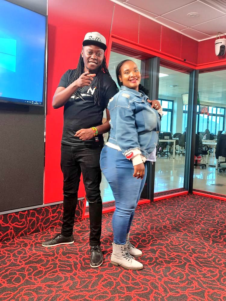 VybezRadioKE's tweet photo. Kuu morning!!!
Kipindi ni #Vybeayard. 
Juu leo ni Monday, Plug hustle yako. Tuma pic ya hustle yako ama hustle imekubamba on the hashtag to stand a chance to get 500 Bob credo courtesy of @SafaricomPLC!!
@Browngalnessa @deejaypatiz 
#Vybeayard #NyooshaShilingi https://t.co/aJvb65r5B9
