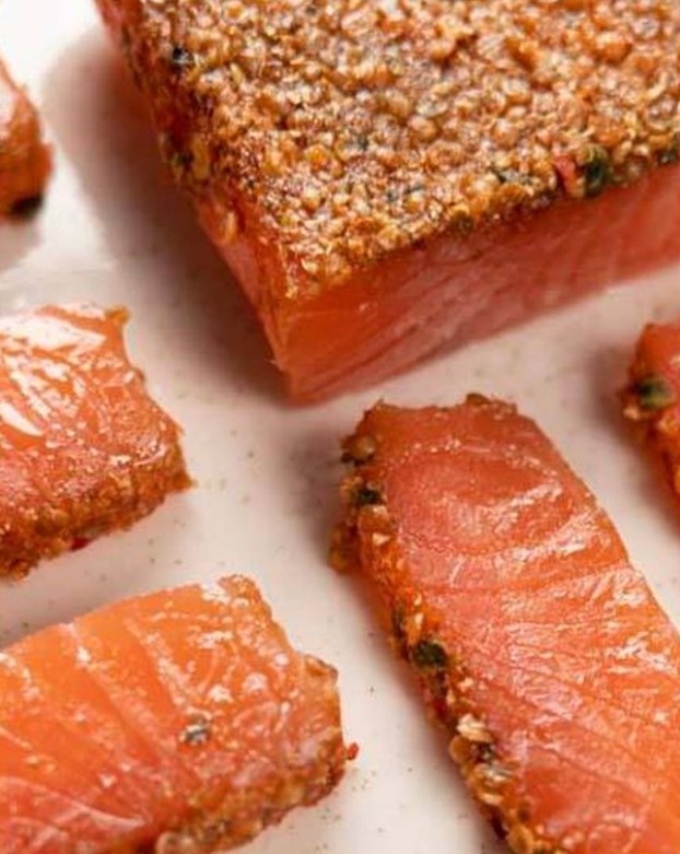 benfumat's tweet photo. Saborea el auténtico lomo de #salmón ahumado con jalapeño y semillas de cilantro, todo un desafío para tus sentidos. 🔥🌶

El perfecto maridaje entre la cobertura de chile jalapeño y el sabor del salmón ahumado #Benfumat convierten un plato en un espectáculo de fuerza y sabor. https://t.co/1HuPf0lDBX