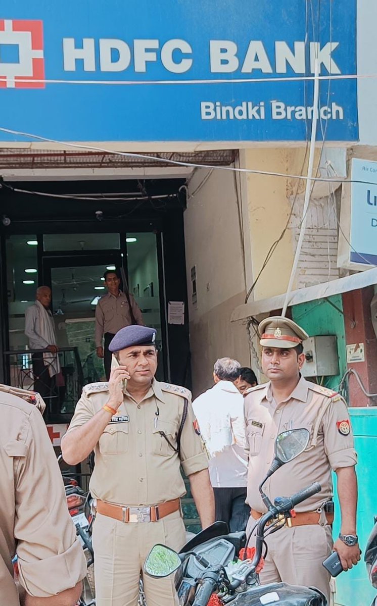 fatehpurpolice's tweet photo. #बैंक_चेकिंग

#SPFhr के निर्देशन में CO बिंदकी द्वारा थाना बिंदकी क्षेत्रान्तर्गत बैंको में चेकिंग अभियान चलाकर बैंक के अन्दर-बाहर संदिग्ध व्यक्तियों की चेकिंग की गयी व बैंक में लगे सुरक्षा उपकरणों को चेक किया गया।
#UPPolice 
#FatehpurPolice https://t.co/N8W4rubgny